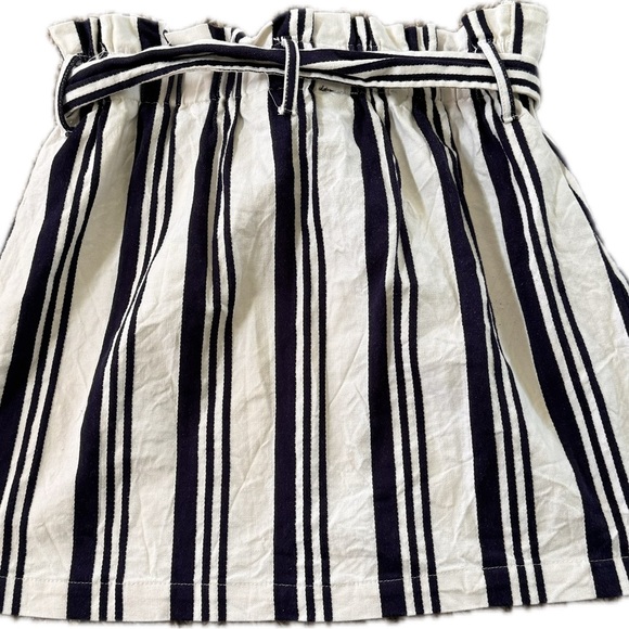 Woman’s mini skirt - Picture 2 of 4